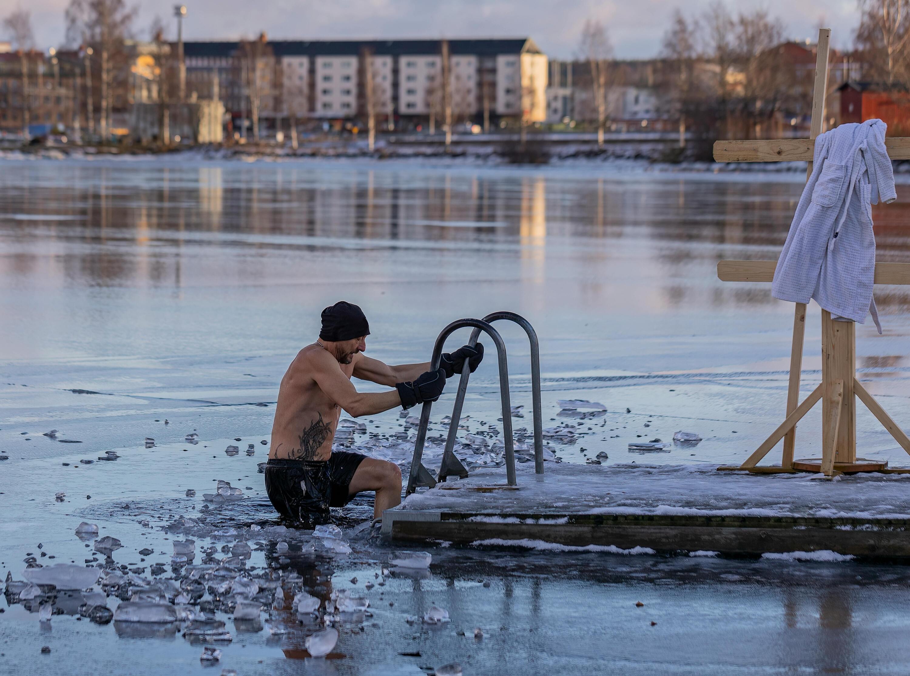 Athlete Recovery: Prioritise Sleep and Nutrition Before Cryotherapy and Tech